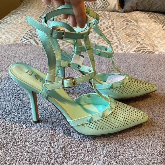 Fahrenheit Jade Studded Pointed Toe Heels size 8.5 - Picture 7 of 9